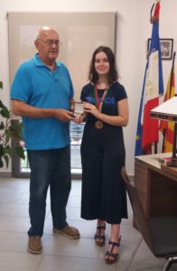 Lucie reçoit la médaille de la ville de Llupia