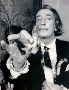 Salvador Dali  avec une pièce de son jeu d'échecs "hommage à Marcel Duchamp"