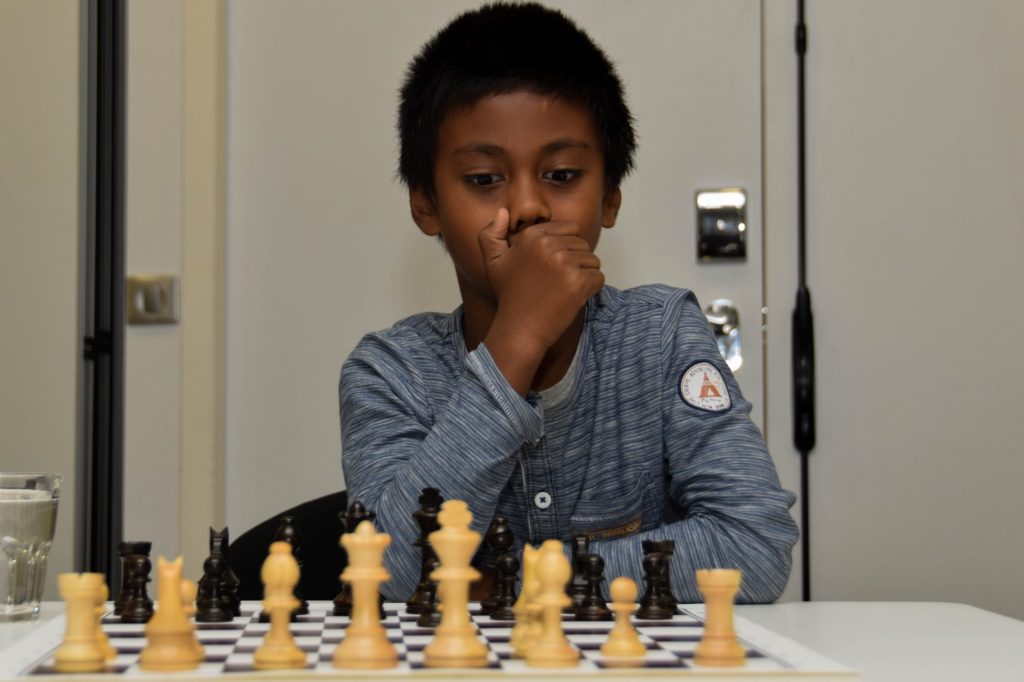 Ethan, très jeune joueur du club en mode concentration