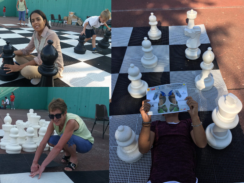 Fête des associations avec échiquier géant sur cour de tennis, Fatima, Marie-Jo et Elie enthousiastes