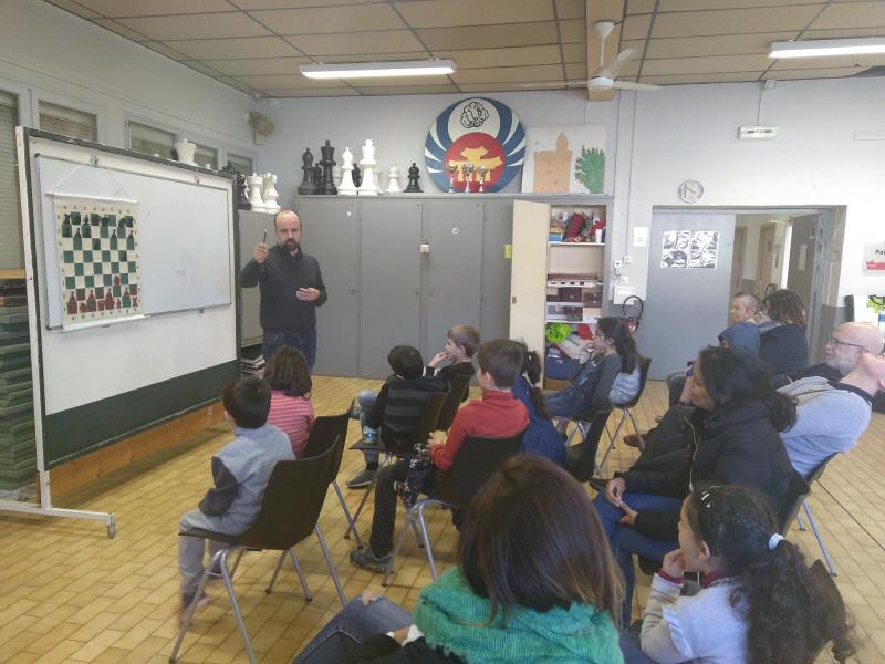 Entraînement au club sur échiquier mural