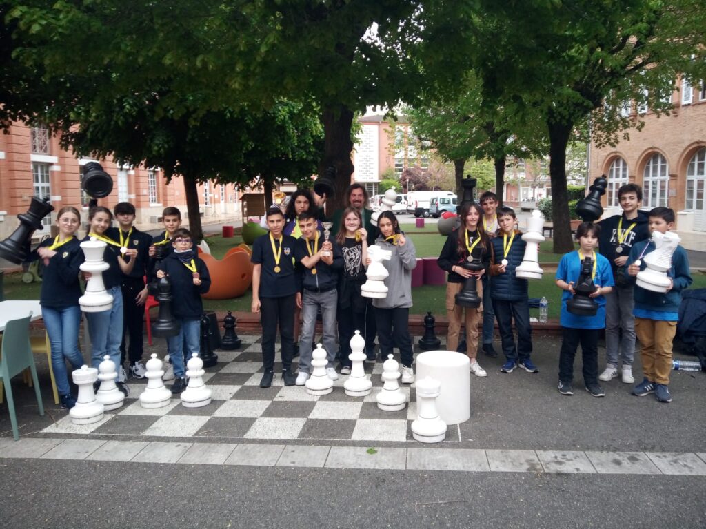 Le podium UNSS 2024, avec de gauche à droite les équipes de Perpignan Saint Louis de Gonzague, Perpignan Joseph Sébastien Pons et Carcassonne Jeanne d'Arc