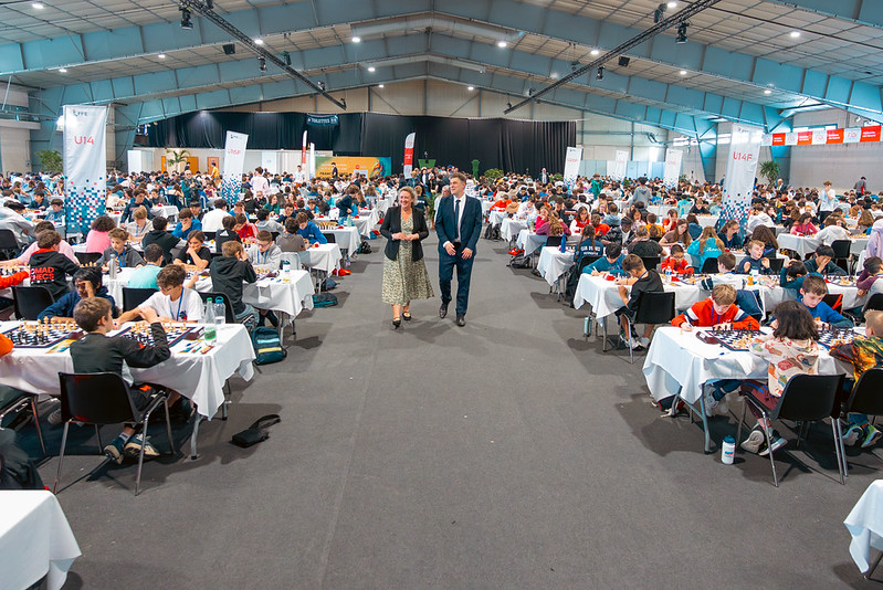 1930 joueurs ont participé au Championnat de France jeunes Albi 2026. Au centre Mme le Maire d'Albi  Stéphanie Guiraud-Chaumeil  avec le président de la FFE Eloi Relange