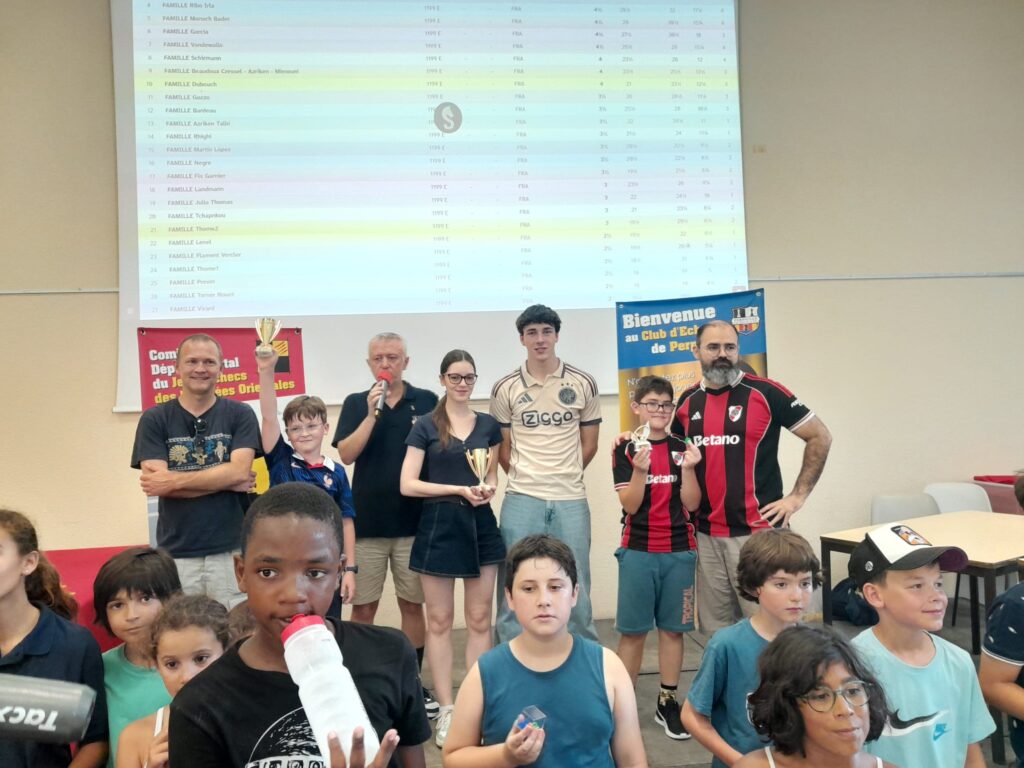 Le podium 2026 avec de gauche à droite la famille Baroukh-David, la famille Chabot, et la Famille Diaz