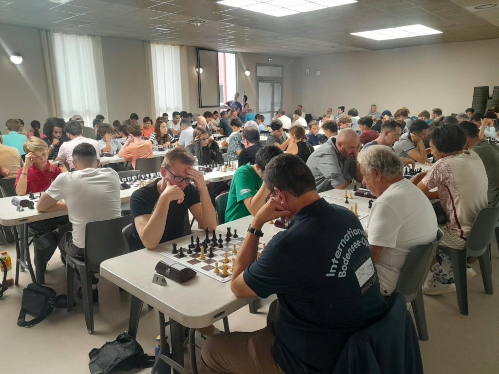 Au premier plan le GMI Eric Prié à droite joue face au Champion du Roussillon 2026 Romain CSOMOS