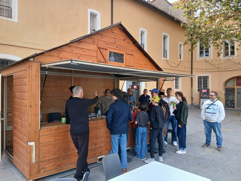 La buvette du Festival installée dans un chalet en bois fourni la mairie de Perpignan